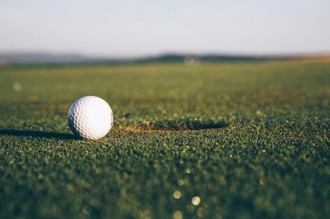Golf à Rennes ; Balle de golf proche du trou