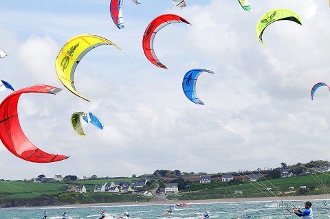 Homme faisant du kitesurf sur la mer avec d'autre surfeurs