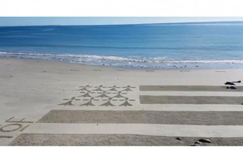 Le drapeau breton dessiné sur le sable près de Carnac. (Capture d’écran Facebook/SymbiOse Tof-Nature-Art)