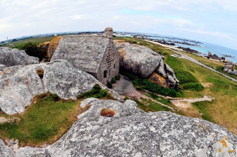 Corps de garde militaire de Meneham, construit probablement en 1756 afin de surveiller le littoral breton