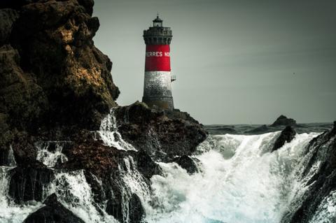 Photo d'un phare sur la mer d'iroise prise depuis une bateau lors d'une excursion sur les îles