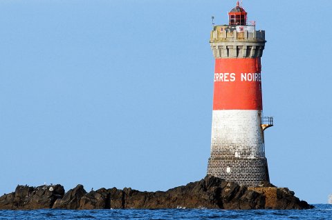 Photo d'un phare sur la mer d'iroise prise depuis une bateau lors d'une excursion sur les îles