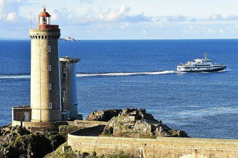 Vue lumineuse sur le phare du Petit Minou