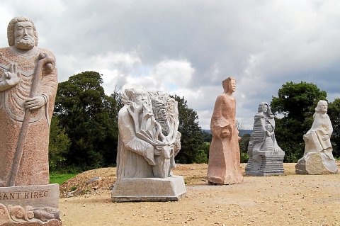 Statues de saints bretons alignés