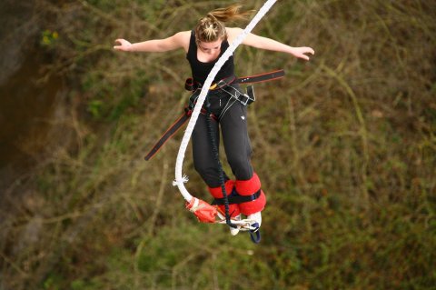 Femme effectue un saut à l'élastique 