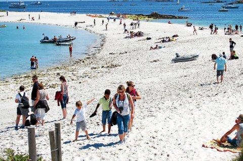 île Glénan au soleil avec des touristes