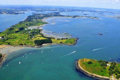 Traversée en bateau pour l'île aux Moines et ses jardins fleuris. Vue sur le Golfe du Morbihan