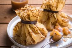 Aumônières de crêpes aux pommes caramélisées