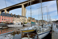 Vue sur le port du Légué, plusieurs grand bateaux à voilier sur l'eau