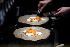 Préparation d'une galette au saumon dans la crêperie Breizh Café à Paris