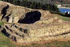 Les cairns sont des tumulus en Bretagne