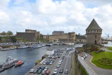 La tour Tanguy et le port militaire de Brest avec ses bateaux de guerre. Son château médiéval abrite le musée national de la Marine.