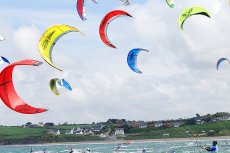 Homme faisant du kitesurf sur la mer avec d'autre surfeurs