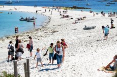 île Glénan au soleil avec des touristes
