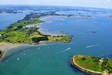 Traversée en bateau pour l'île aux Moines et ses jardins fleuris. Vue sur le Golfe du Morbihan