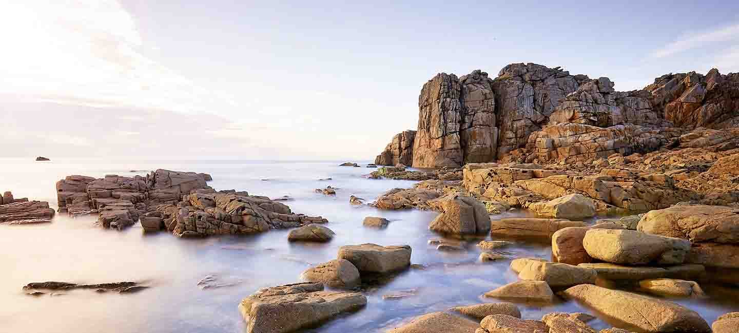 Rochers sur la côte de granit rose