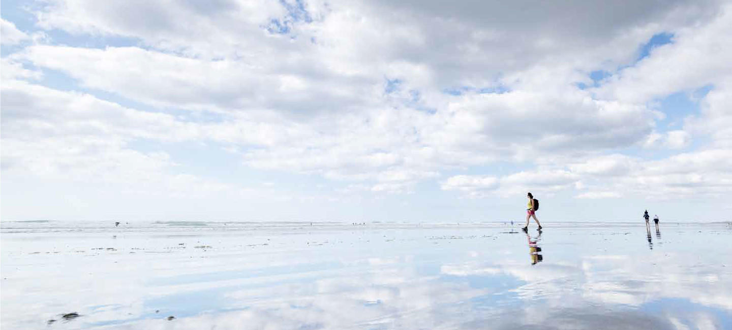 un randonneur marche sur la plage à Ploemeur